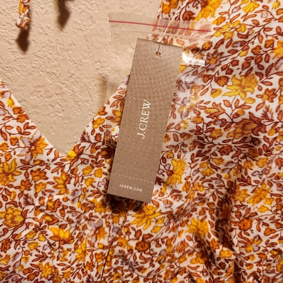 Puff-sleeve V-neck top in scattered blooms - Picture 5 of 6